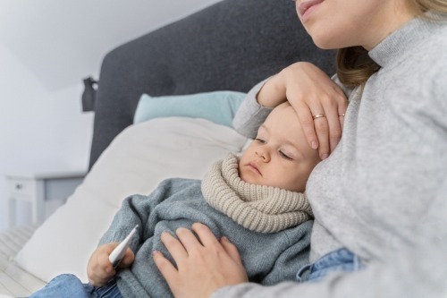 mama-zabotitsa-o-svoem-rebenke-i-telekonsul-tiruetsa-s-vracom